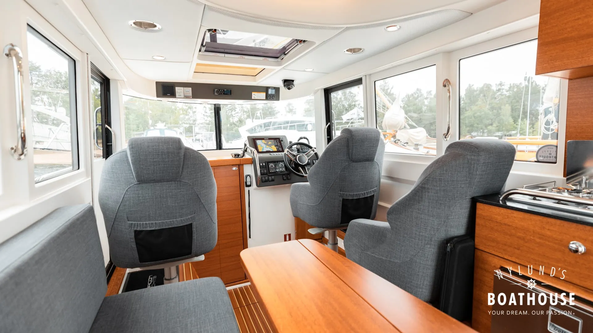 Paragon 31 Cabin - Image 35