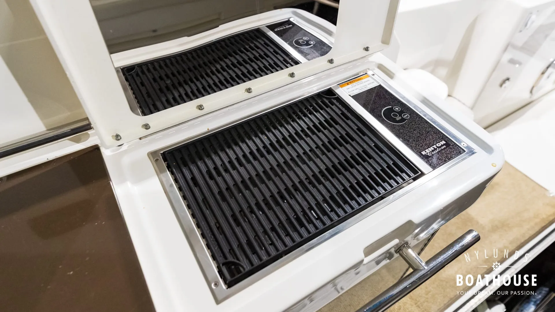 Sea Ray 450 Sundancer - Image 86