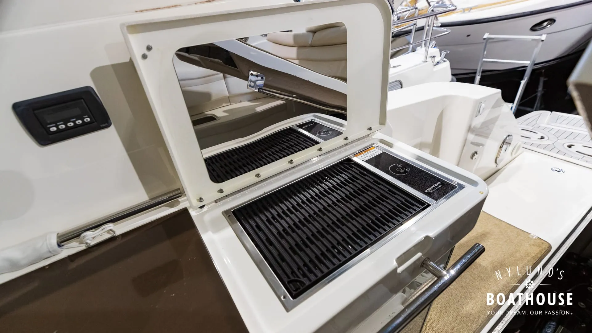 Sea Ray 450 Sundancer - Image 85