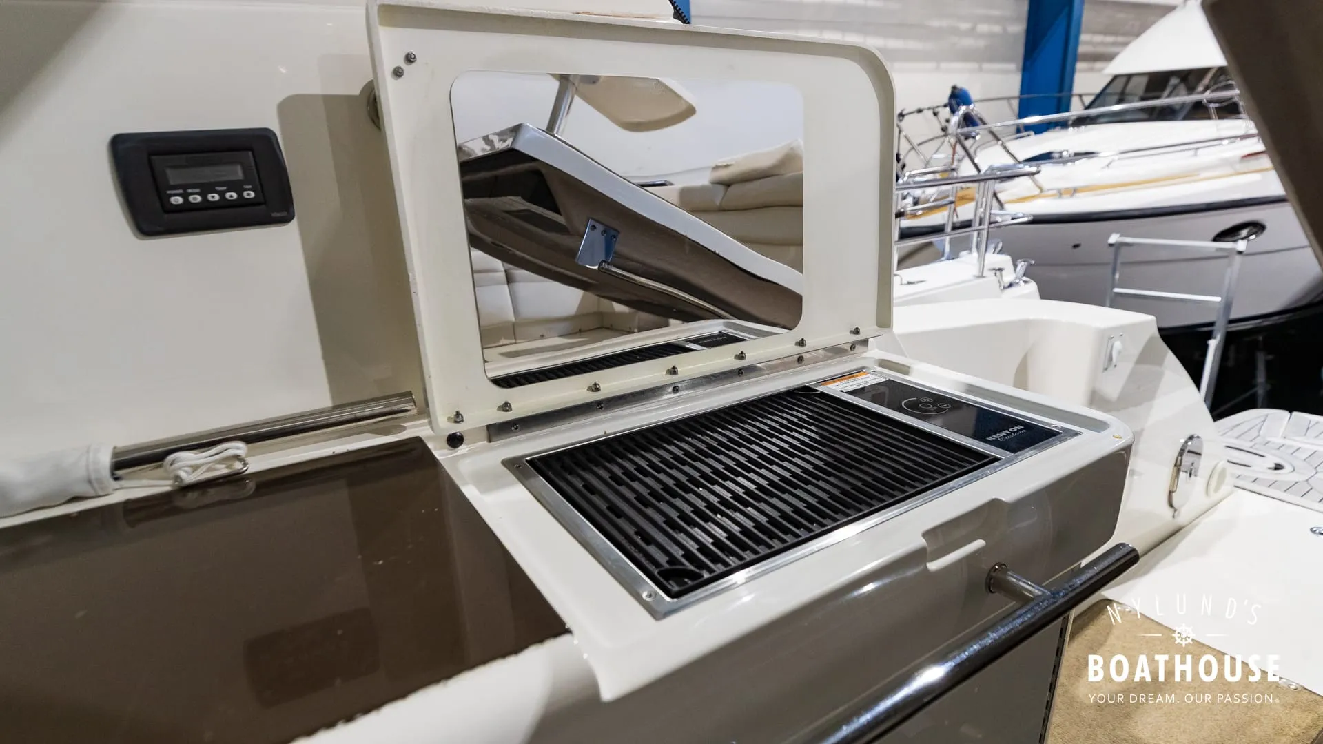 Sea Ray 450 Sundancer - Image 84