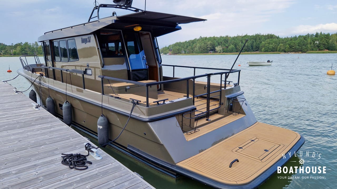 Targa 37 CFC Aft door Black Line
