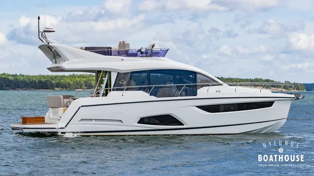 Sealine F430 — Navegando