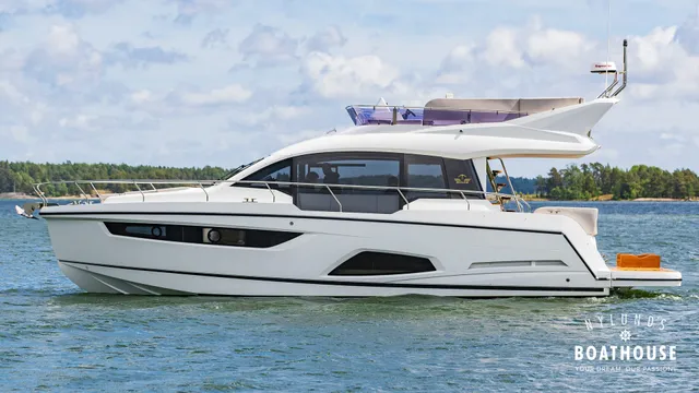 Sealine F430 — Navegando