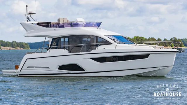 Sealine F430 — Navegando