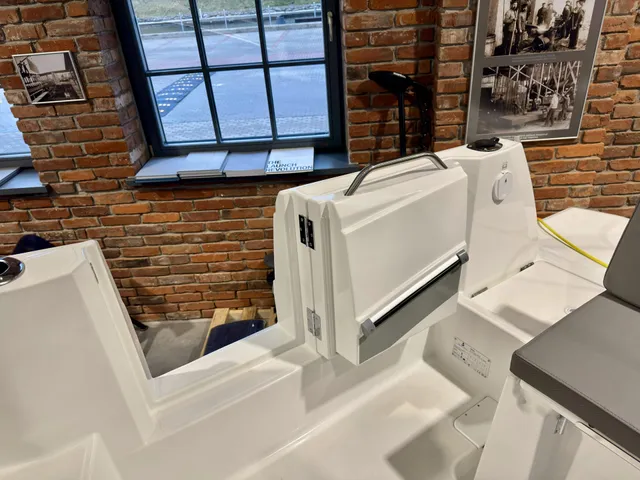 Beneteau Antares 7 - Image 11