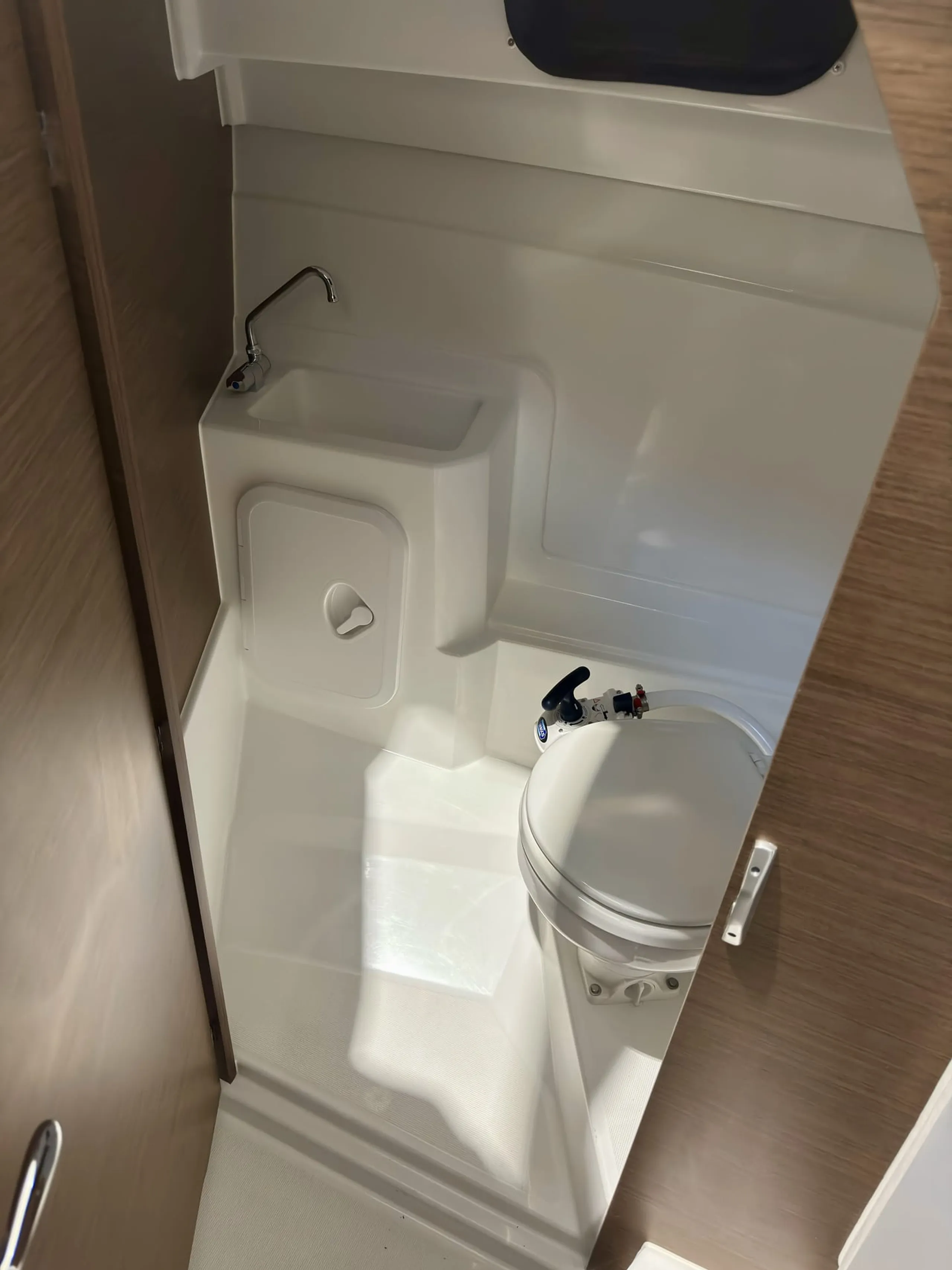 Beneteau Antares 7 - Image 18