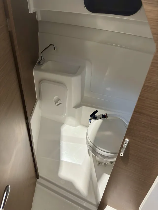 Beneteau Antares 7 - Image 18