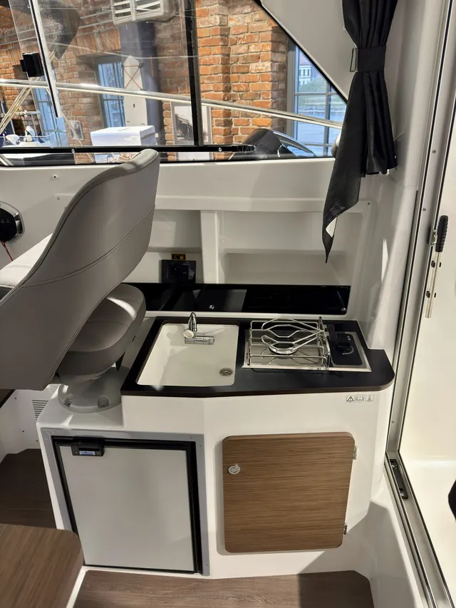 Beneteau Antares 7 - Image 14