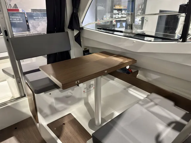 Beneteau Antares 7 - Image 13