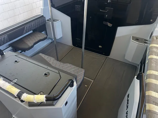 J J-27 — Interior