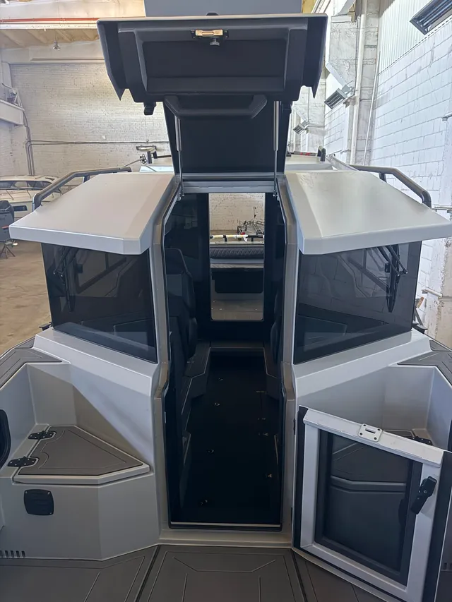 J J-27 — Interior