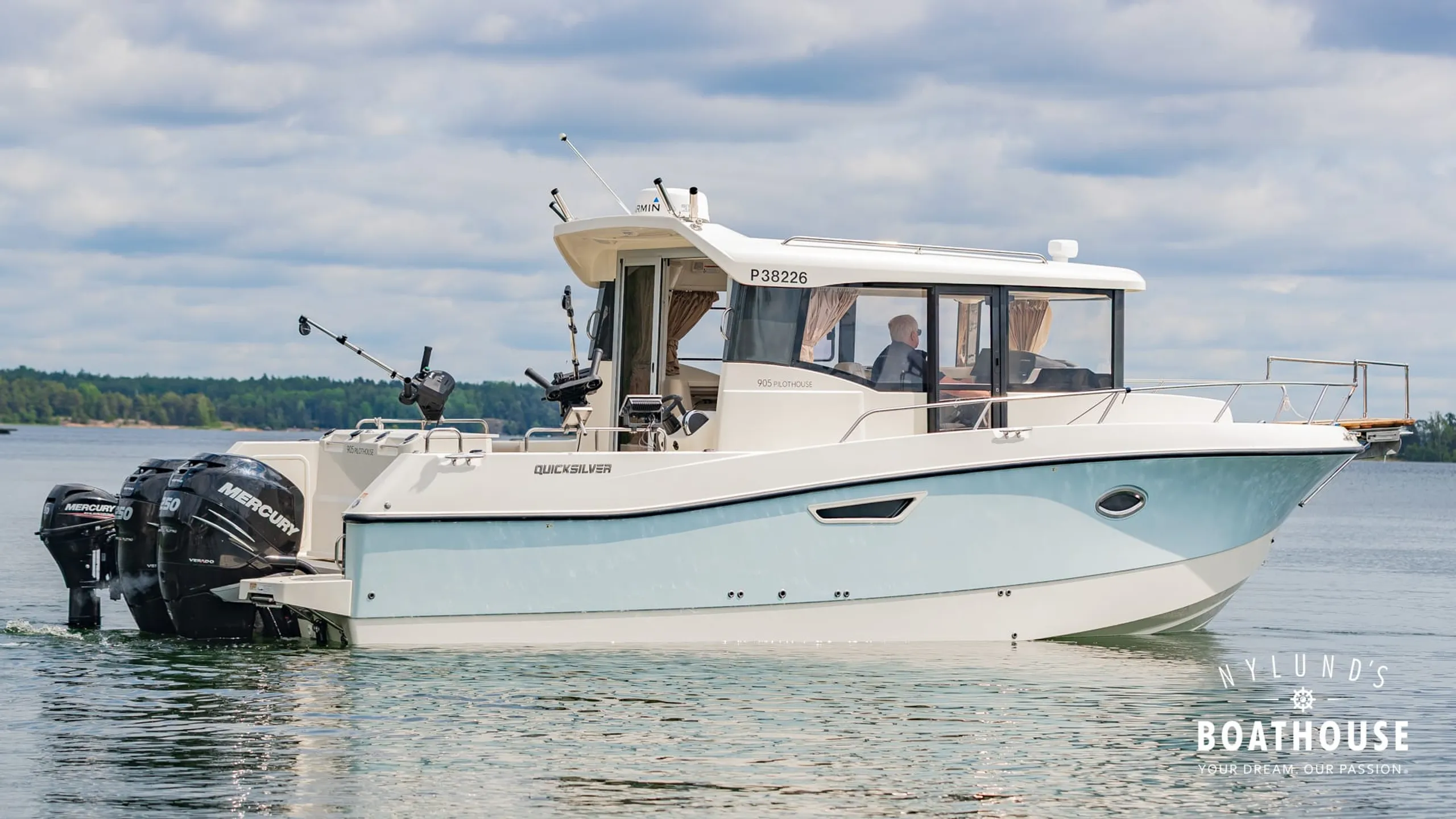 Quicksilver 905 Pilothouse - Image 7