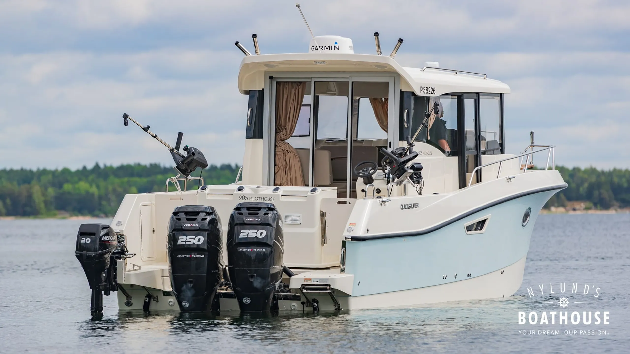 Quicksilver 905 Pilothouse - Image 9