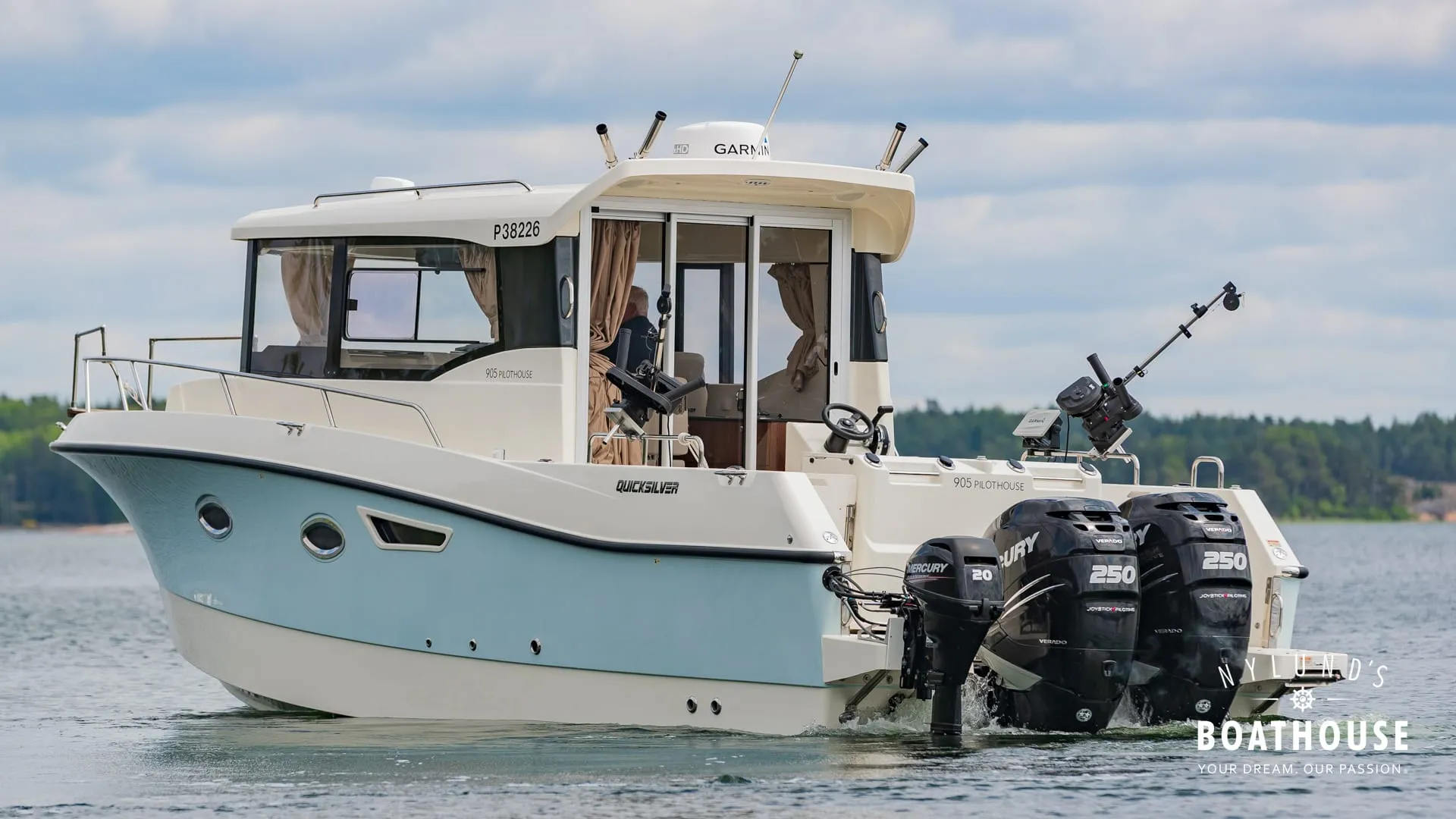 Quicksilver  905 Pilothouse