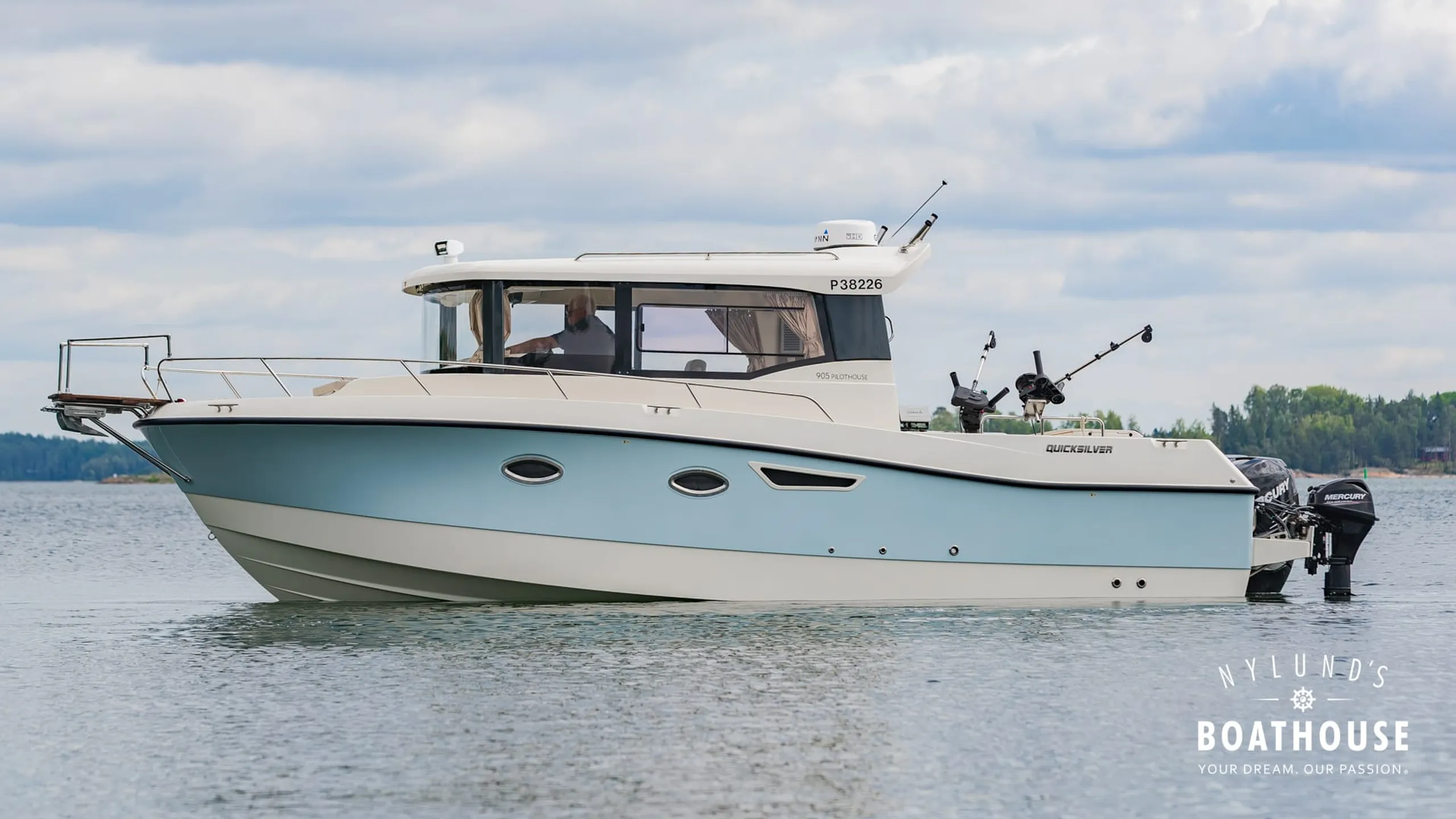 Quicksilver 905 Pilothouse - Image 11