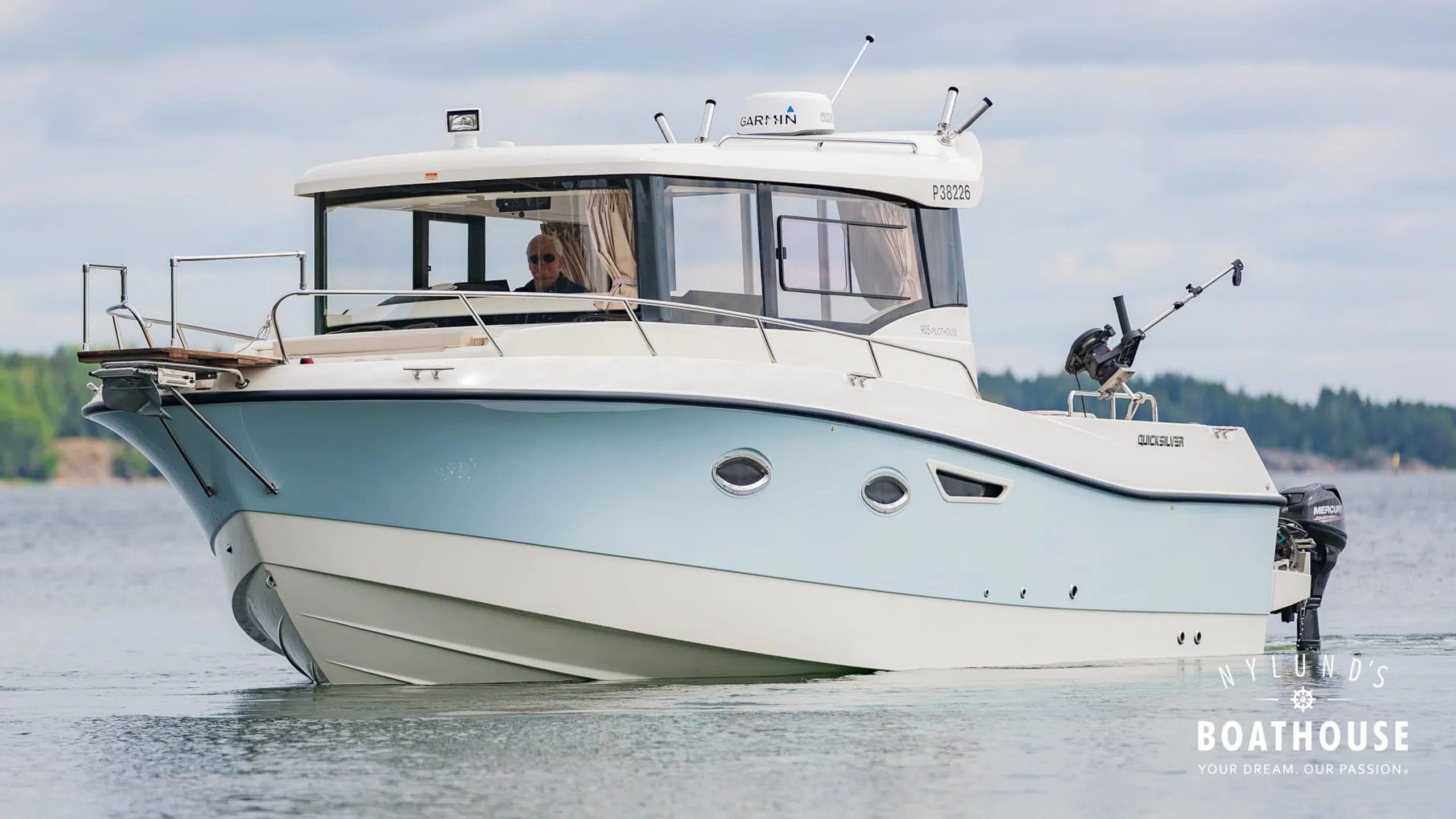 Quicksilver 905 Pilothouse - Image 12