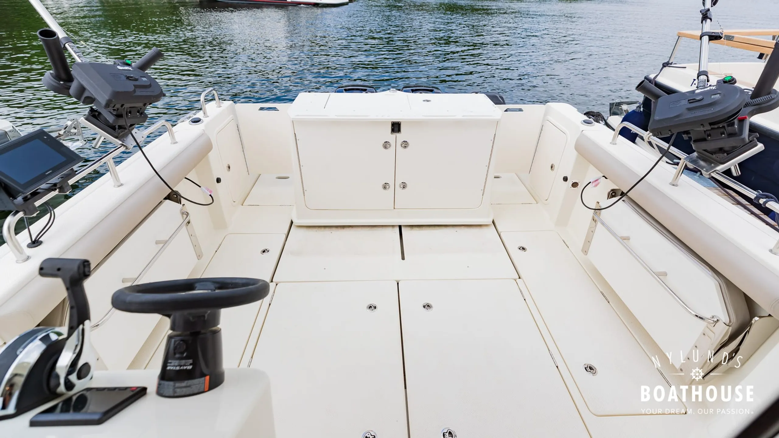 Quicksilver 905 Pilothouse - Image 14