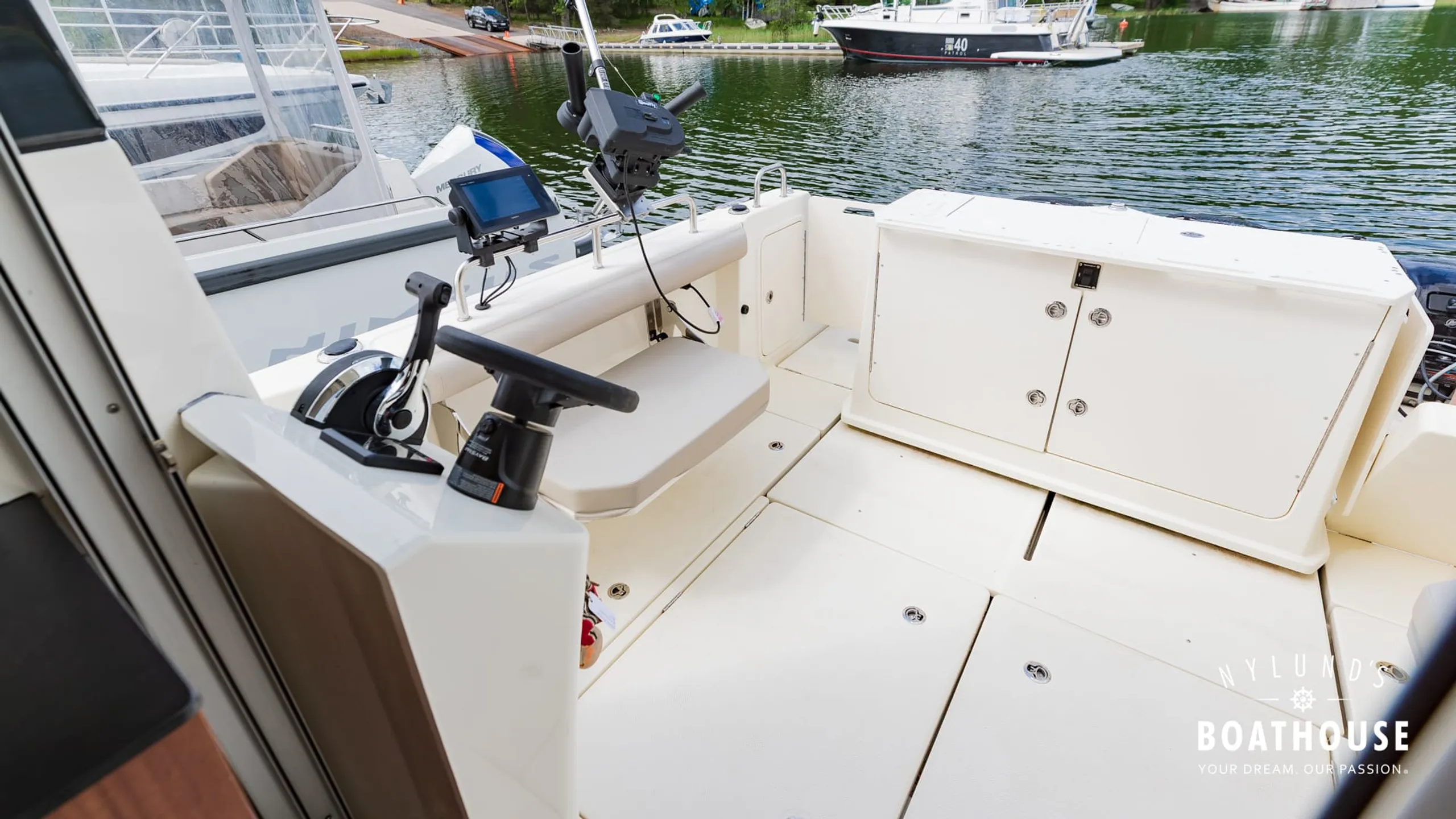 Quicksilver 905 Pilothouse - Image 15
