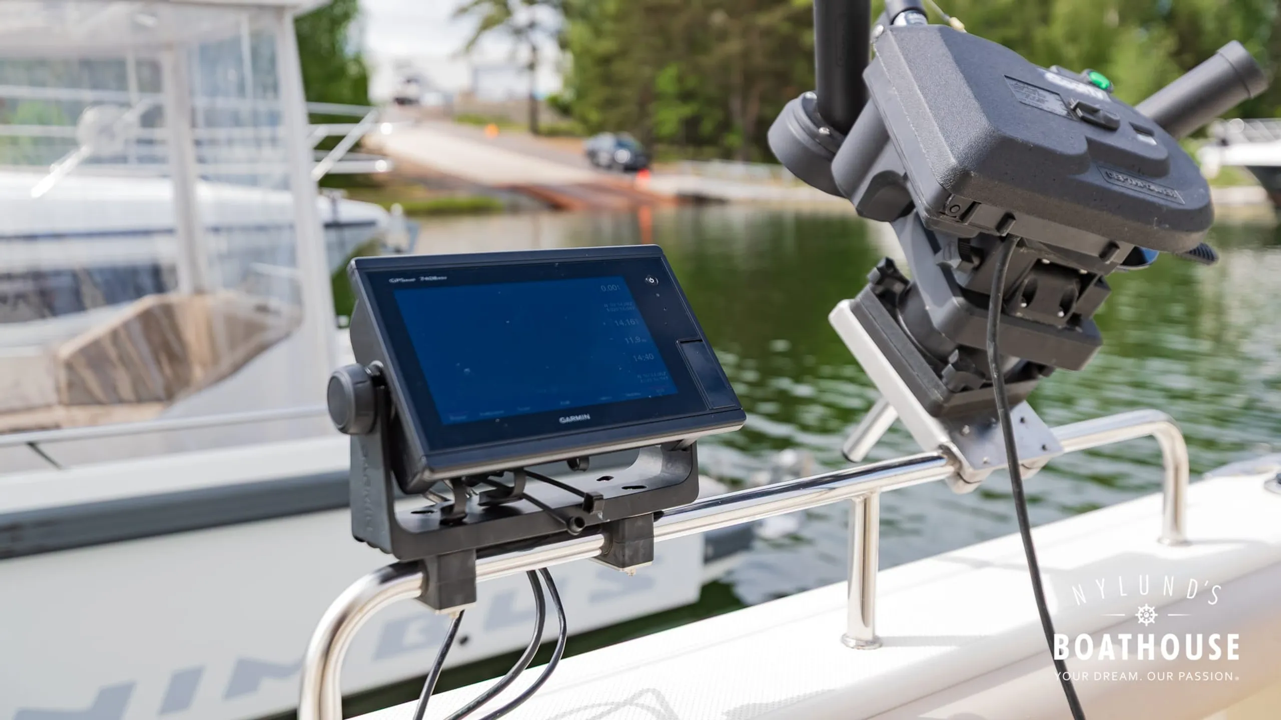 Quicksilver 905 Pilothouse - Image 17