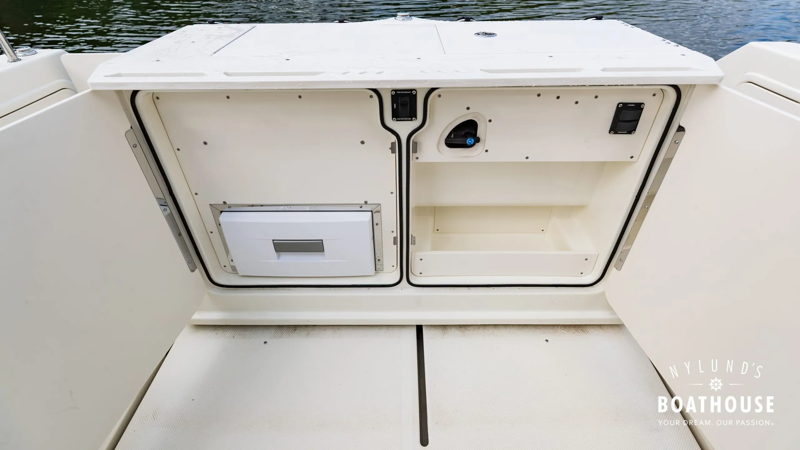 Quicksilver 905 Pilothouse - Image 21