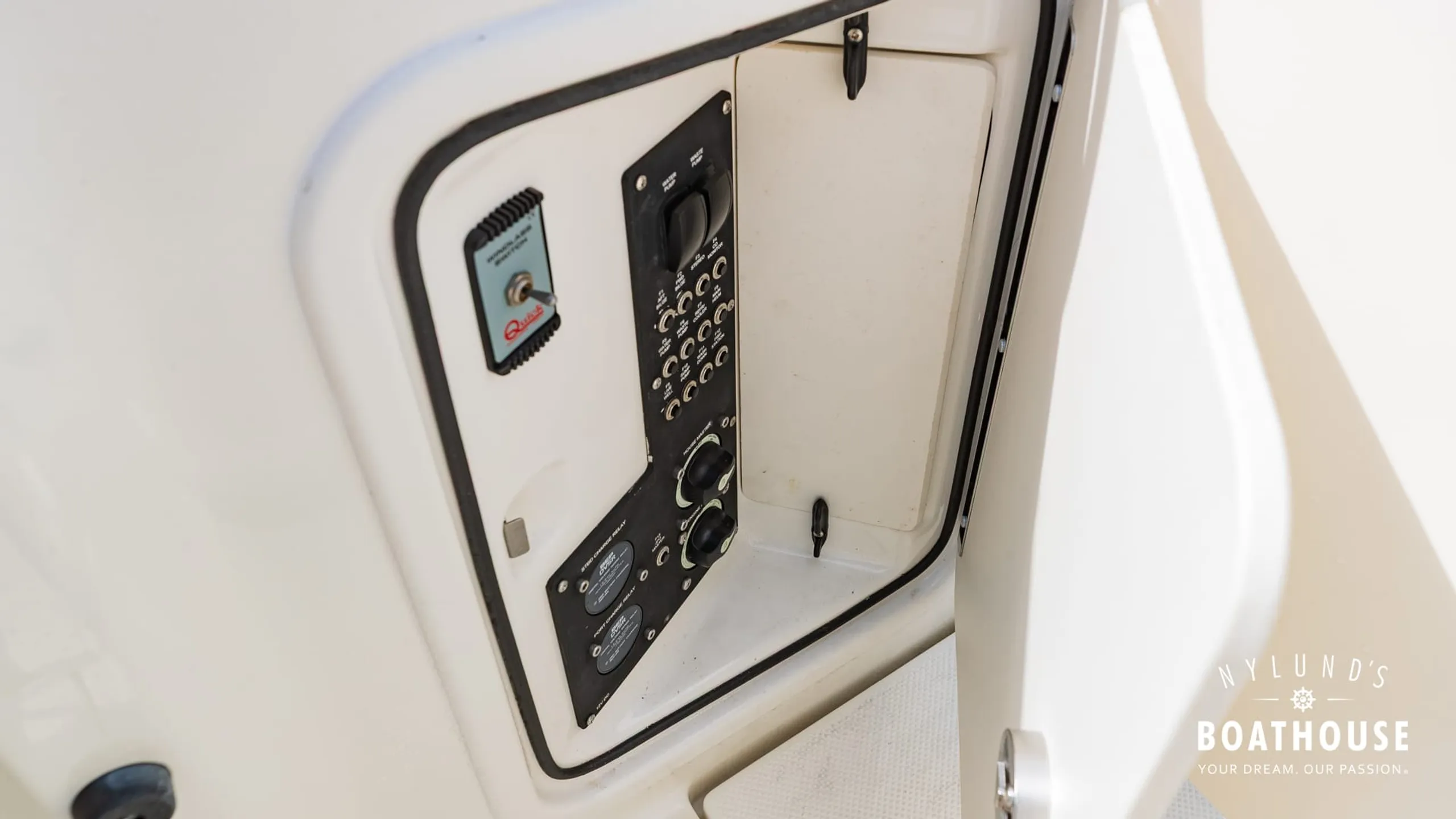 Quicksilver 905 Pilothouse - Image 23