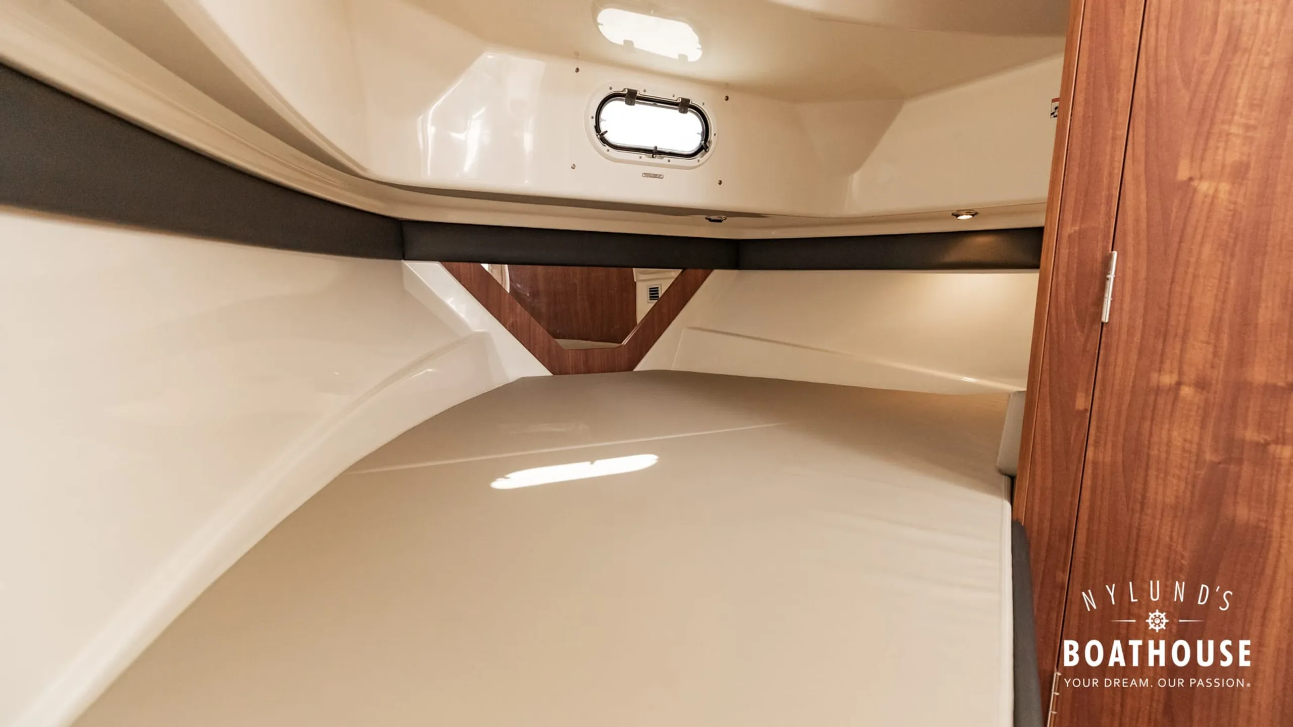 Quicksilver 905 Pilothouse - Image 55