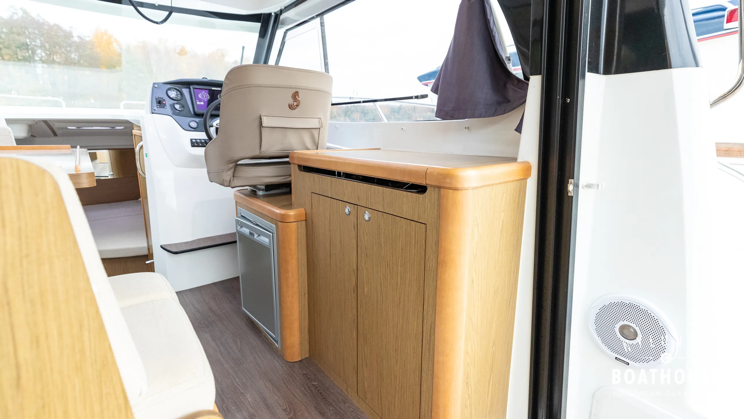Beneteau Antares 8.80 OB - Image 9