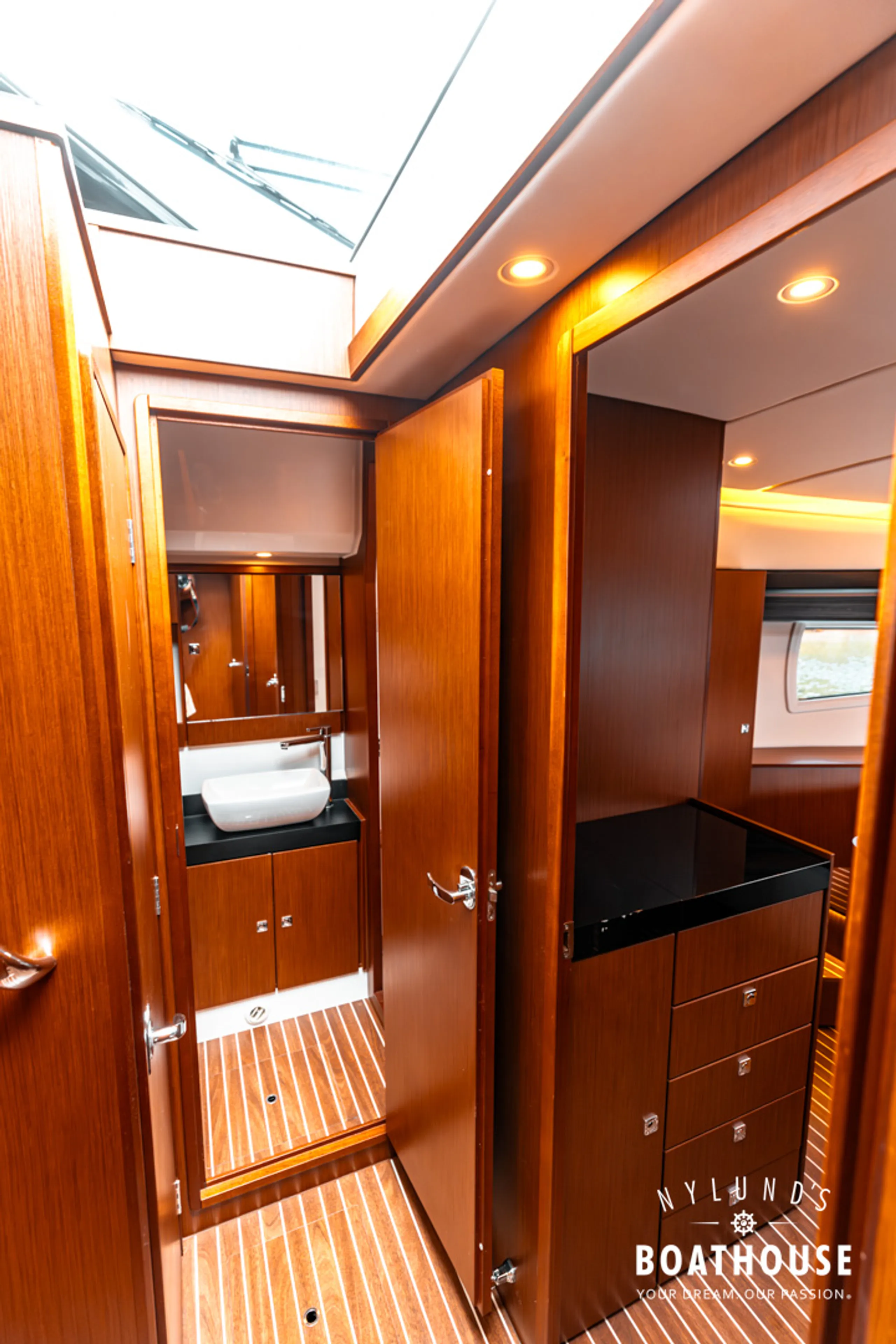Bavaria Virtess 420 Fly - Image 53