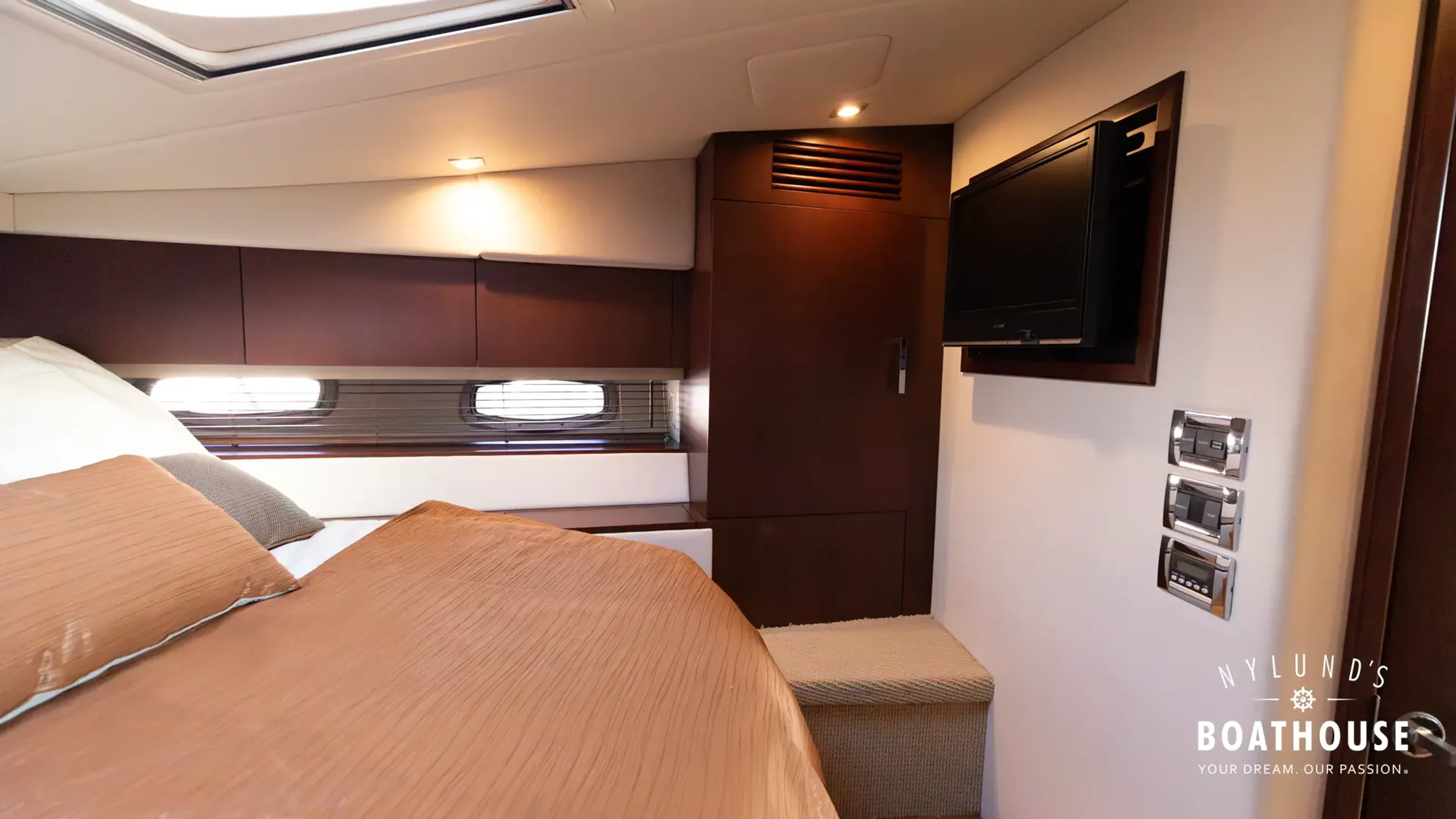 Sea Ray 450 Sundancer - Image 74