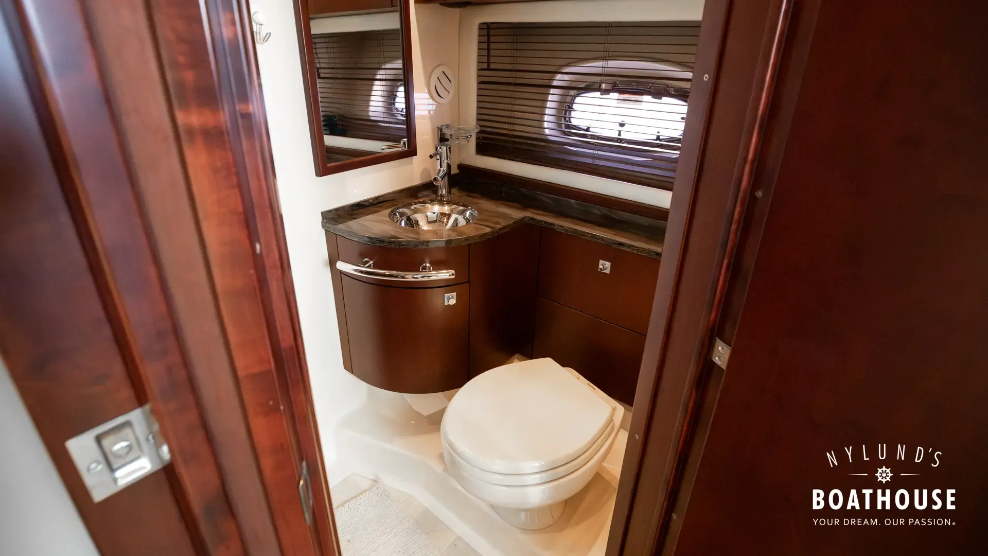 Sea Ray 450 Sundancer - Image 82
