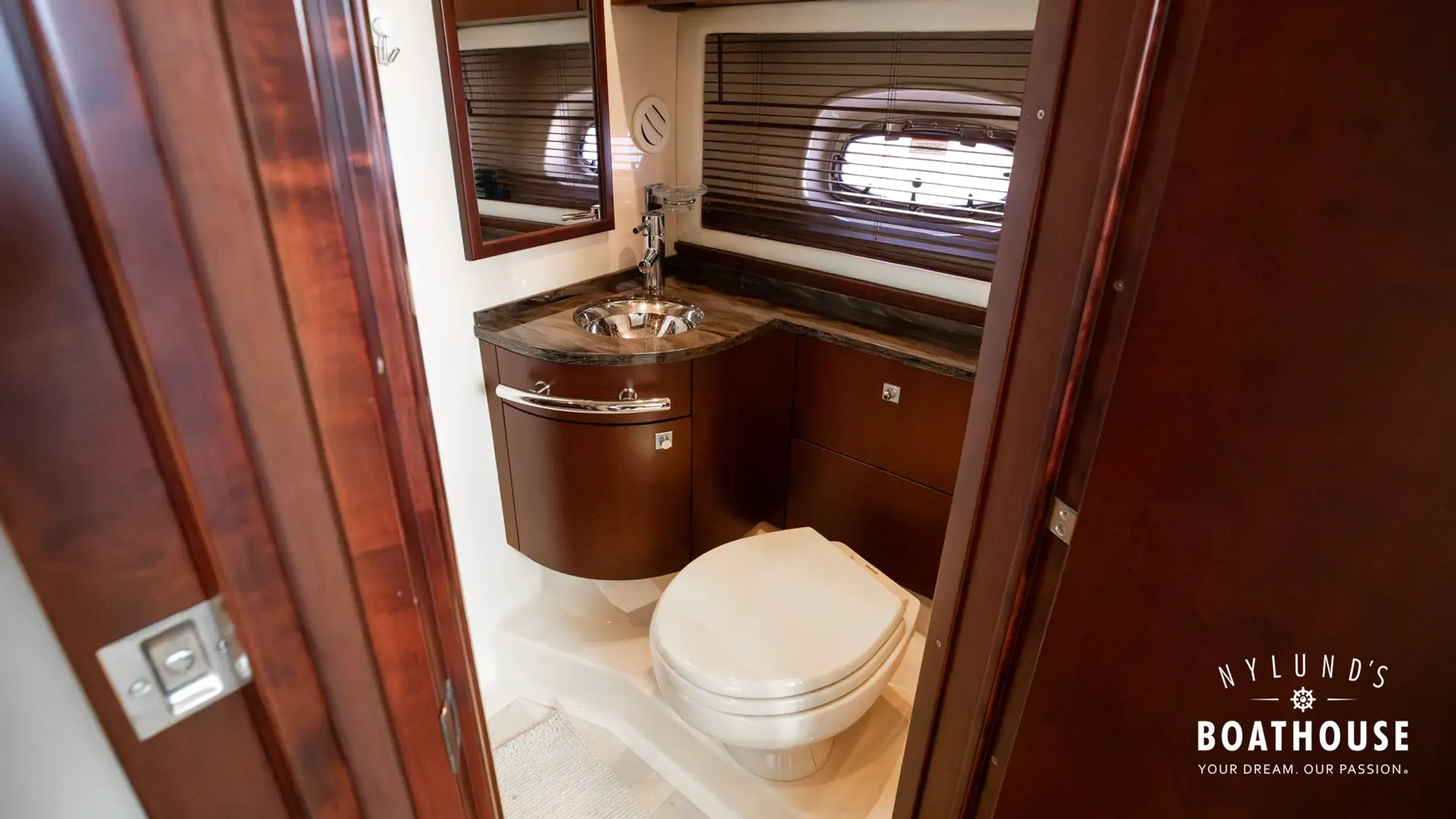 Sea Ray 450 Sundancer - Image 82