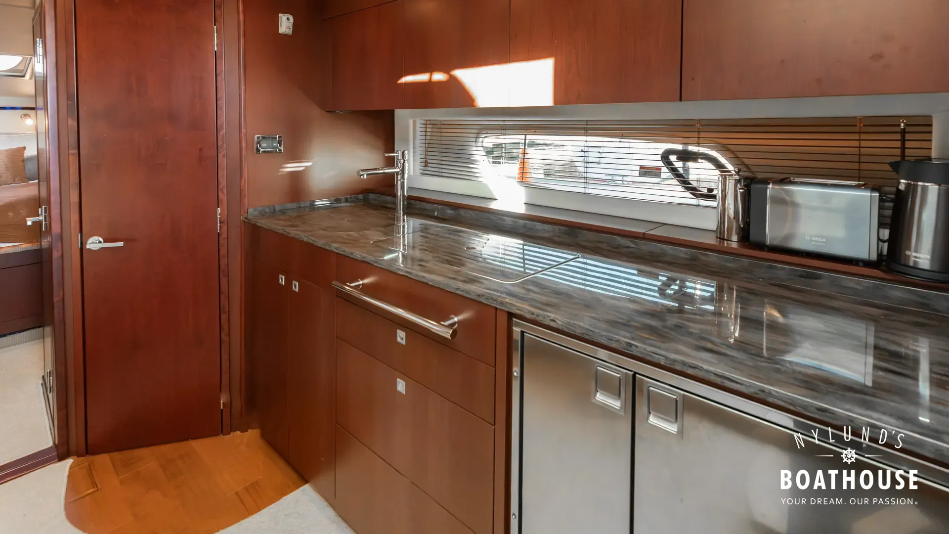 Sea Ray 450 Sundancer - Image 48