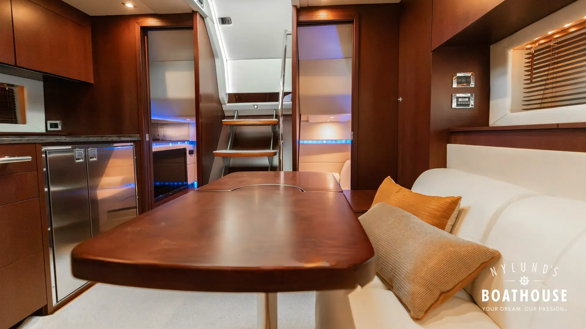 Sea Ray 450 Sundancer - Image 52