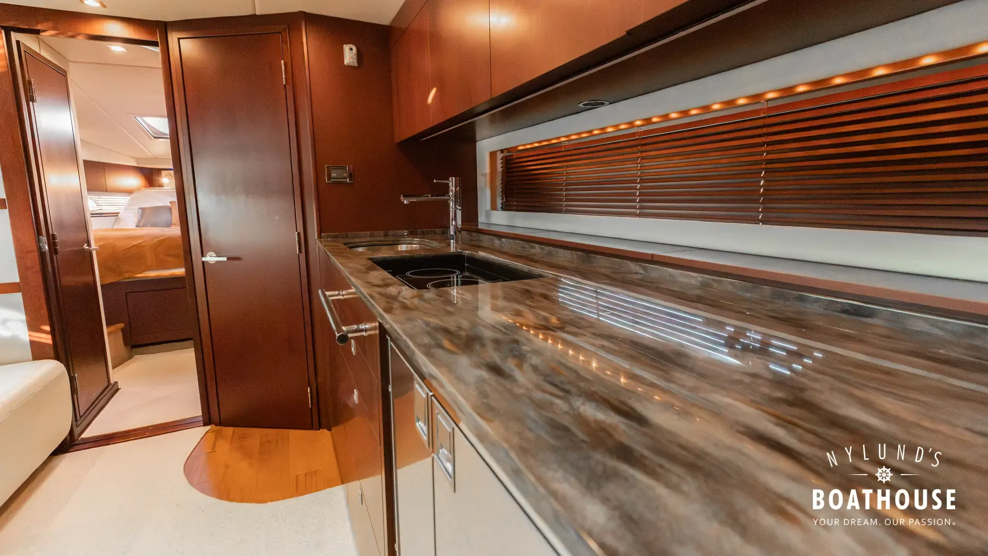 Sea Ray 450 Sundancer - Image 53