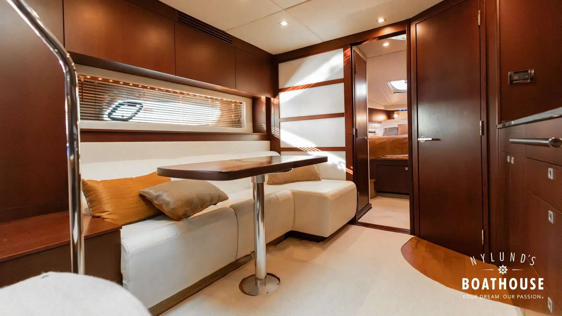 Sea Ray 450 Sundancer - Image 54