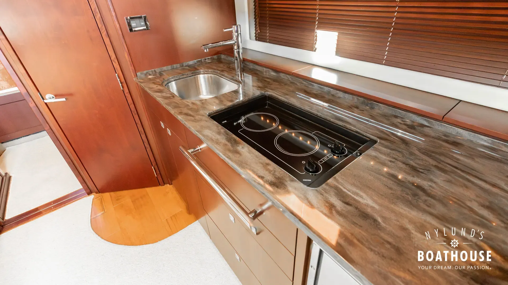 Sea Ray 450 Sundancer - Image 55