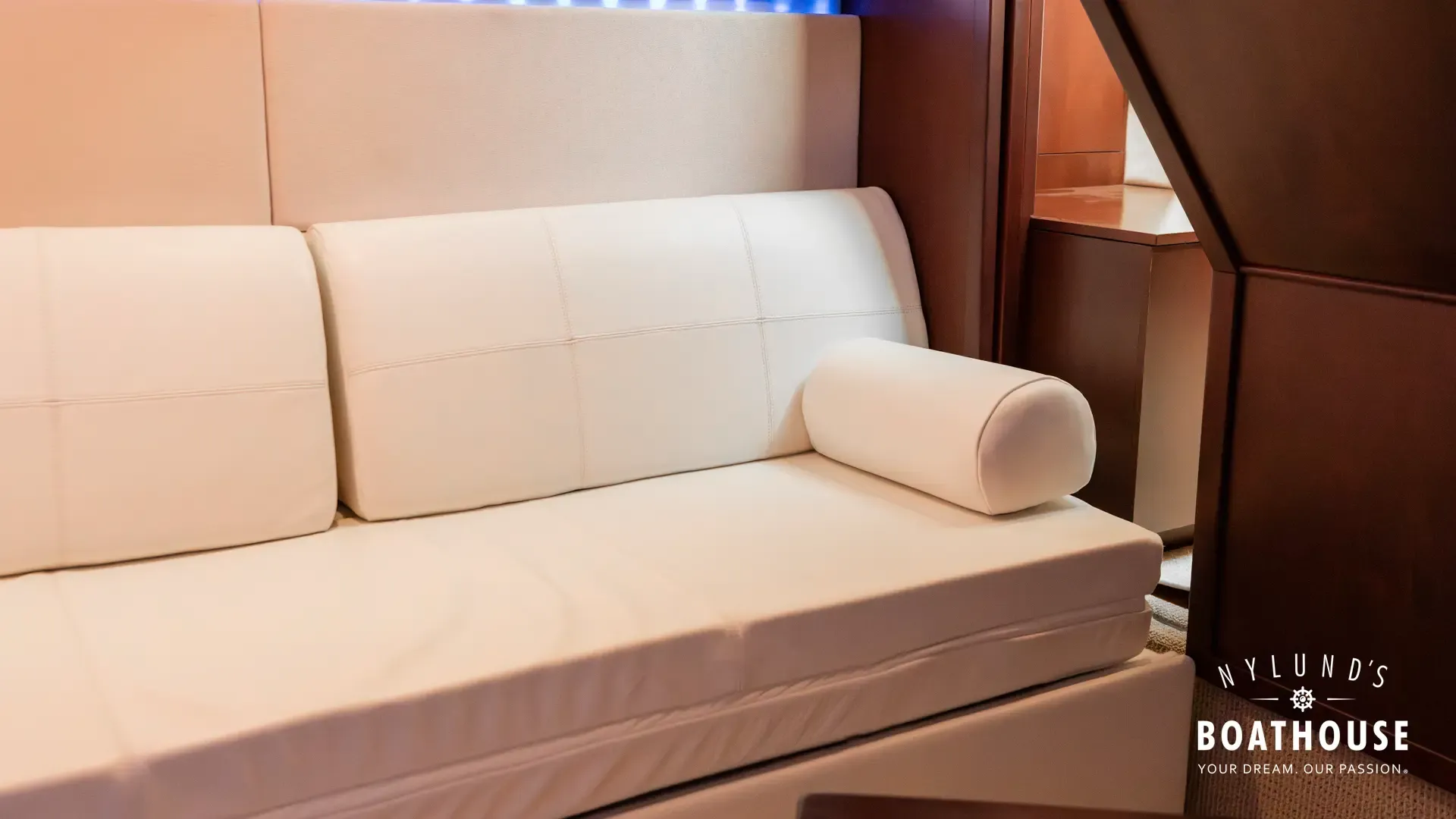 Sea Ray 450 Sundancer - Image 62