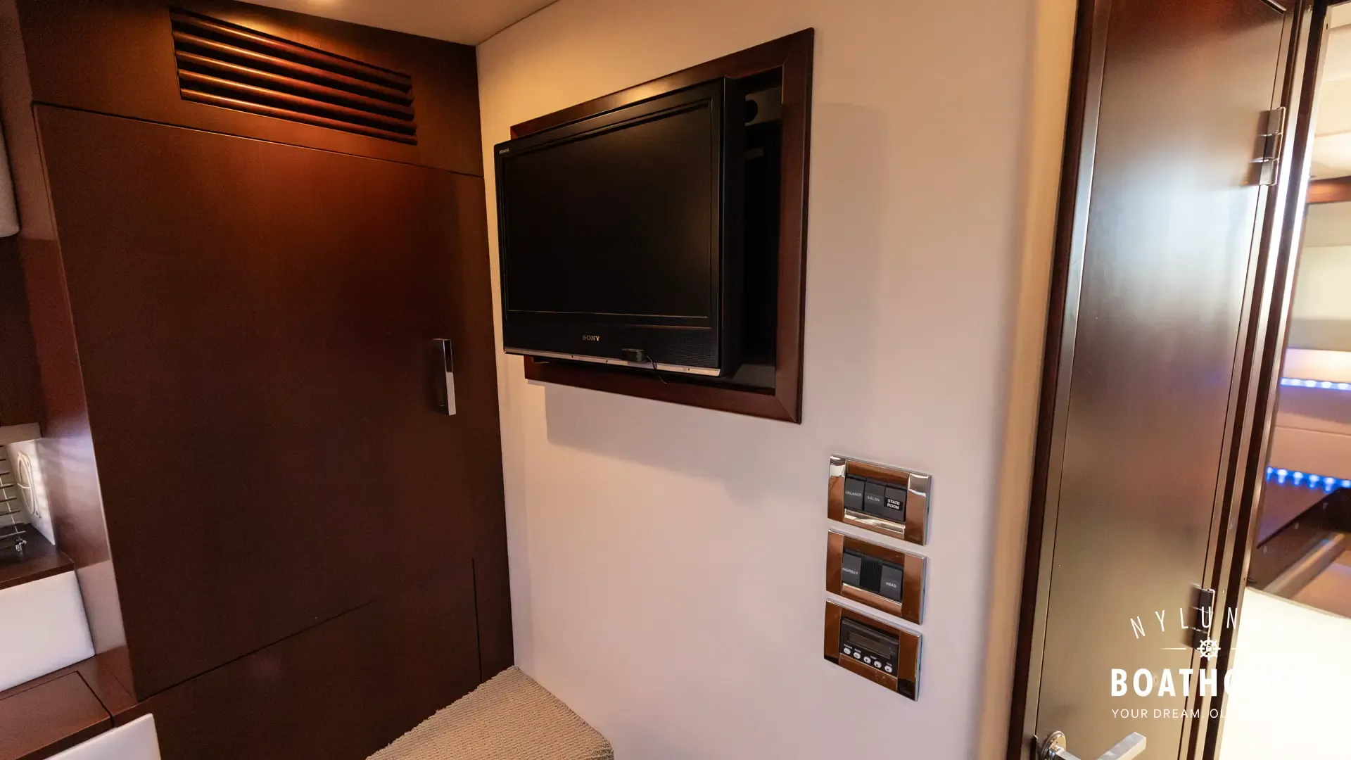 Sea Ray 450 Sundancer - Image 75