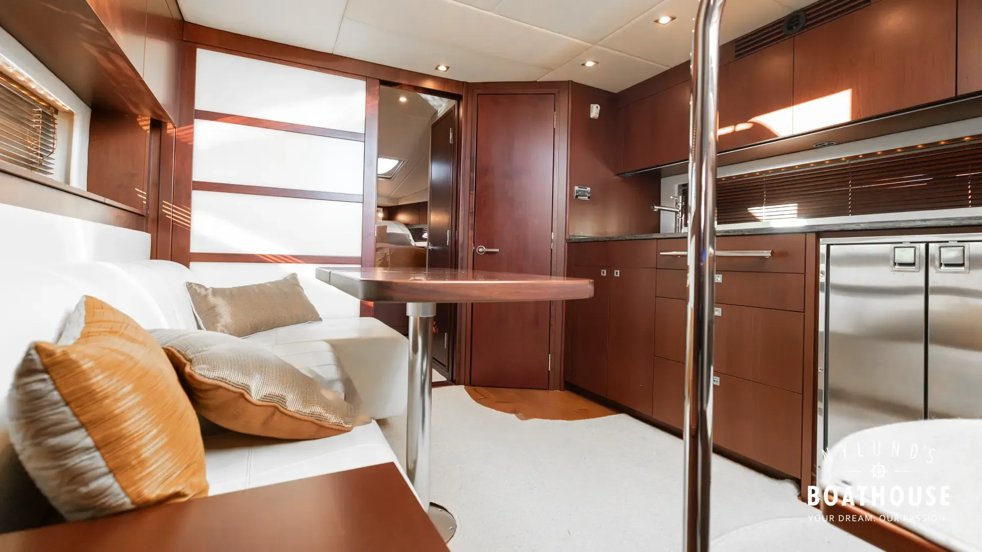 Sea Ray 450 Sundancer - Image 65