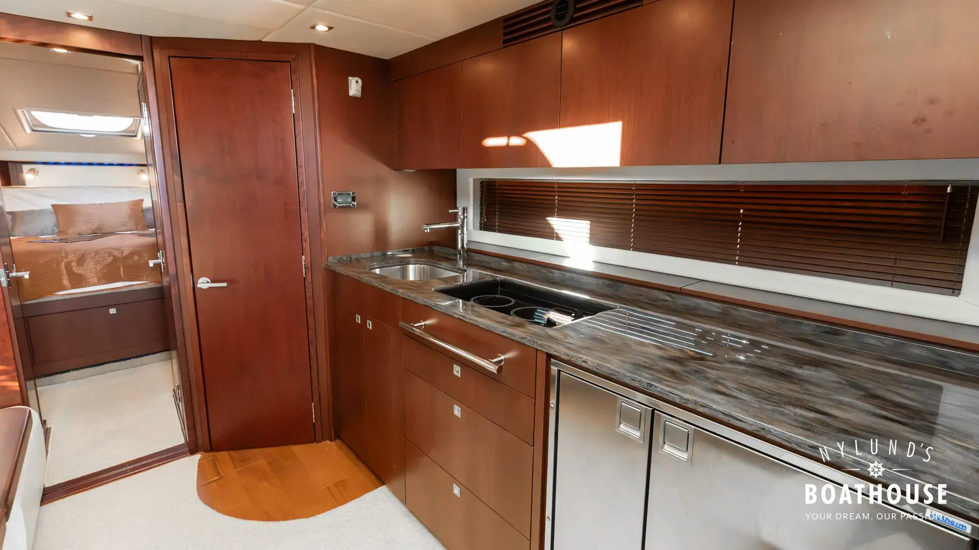 Sea Ray 450 Sundancer - Image 67