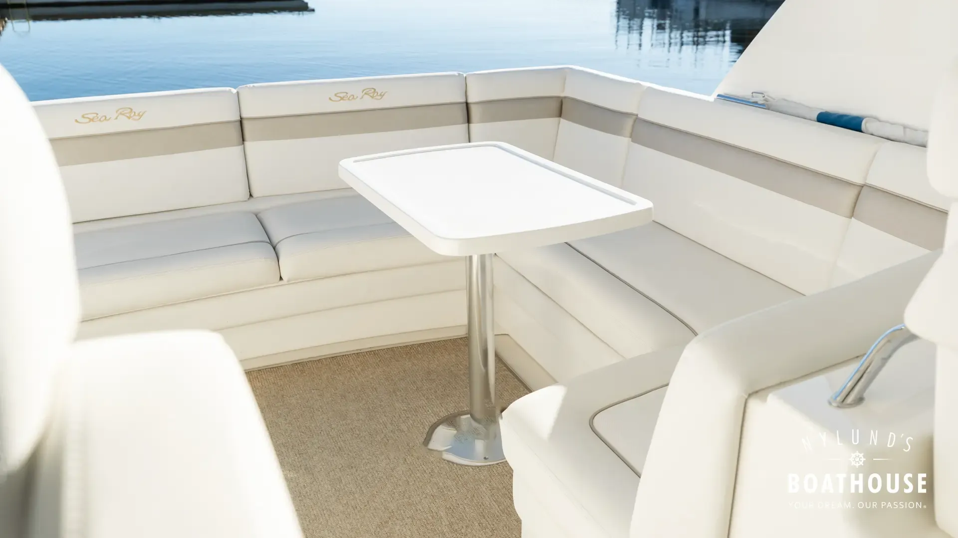 Sea Ray 450 Sundancer - Image 24