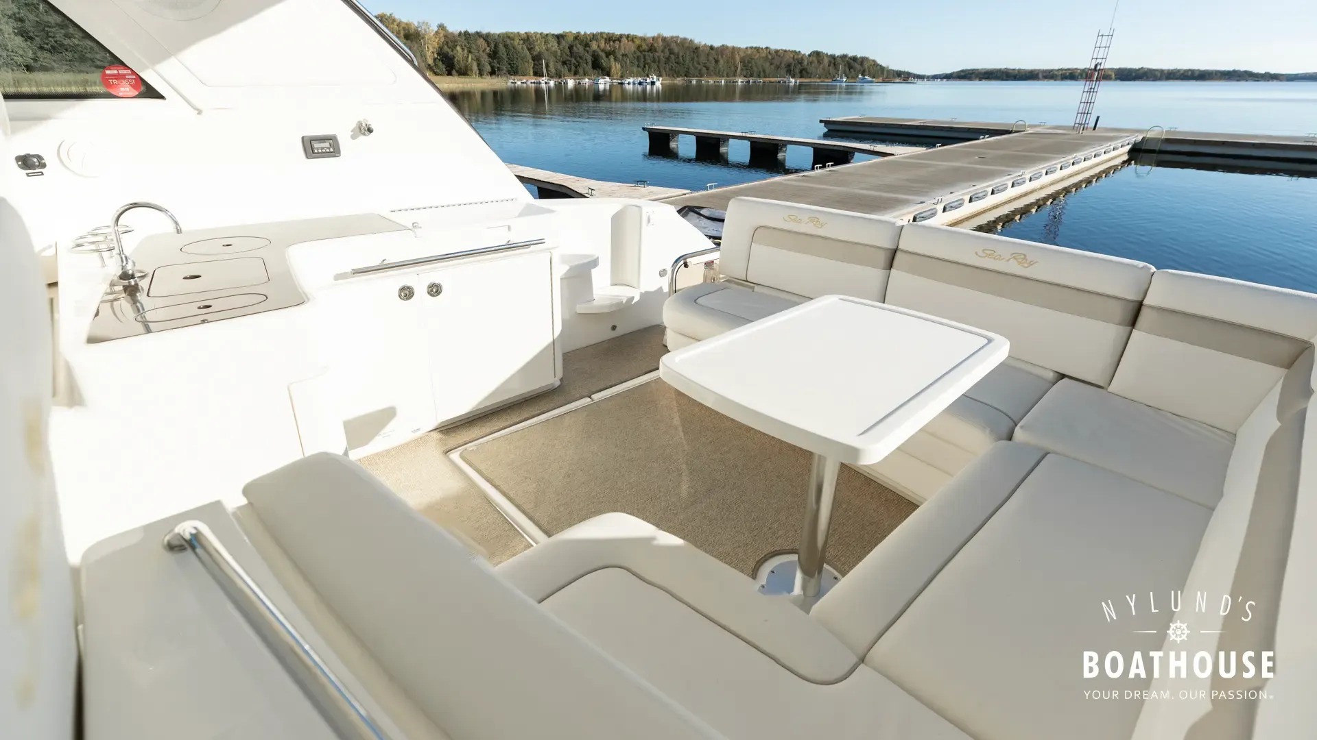 Sea Ray 450 Sundancer - Image 25
