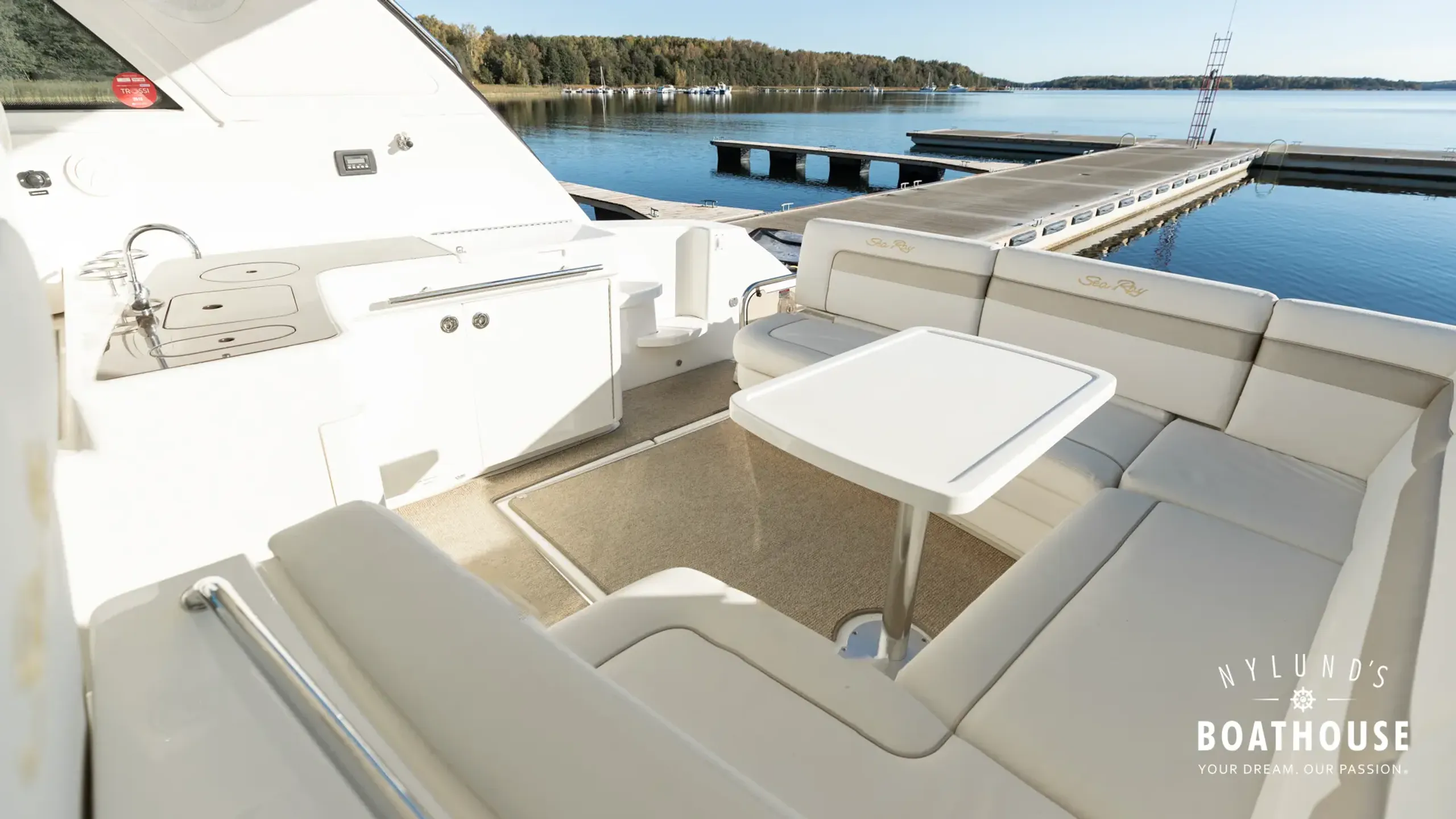 Sea Ray 450 Sundancer - Image 25