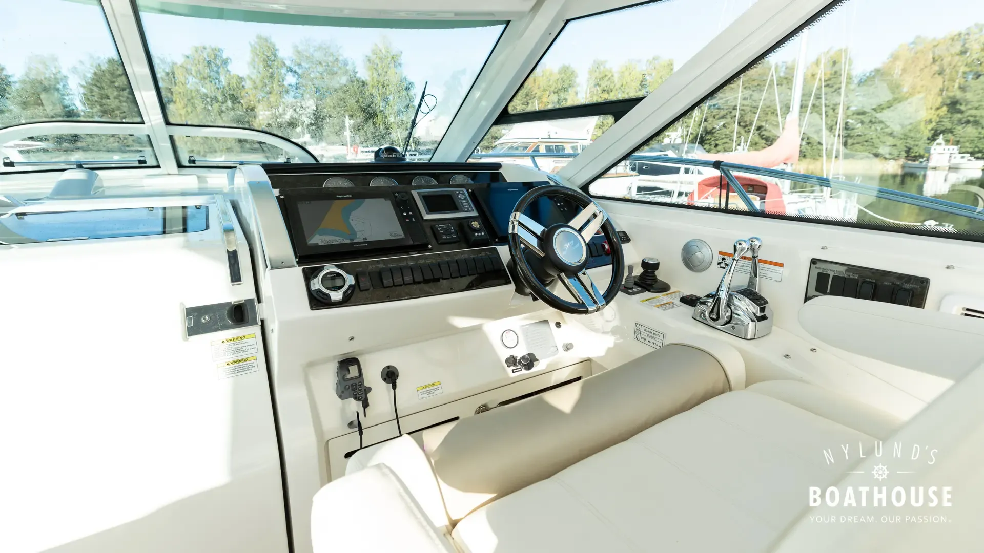 Sea Ray 450 Sundancer - Image 28