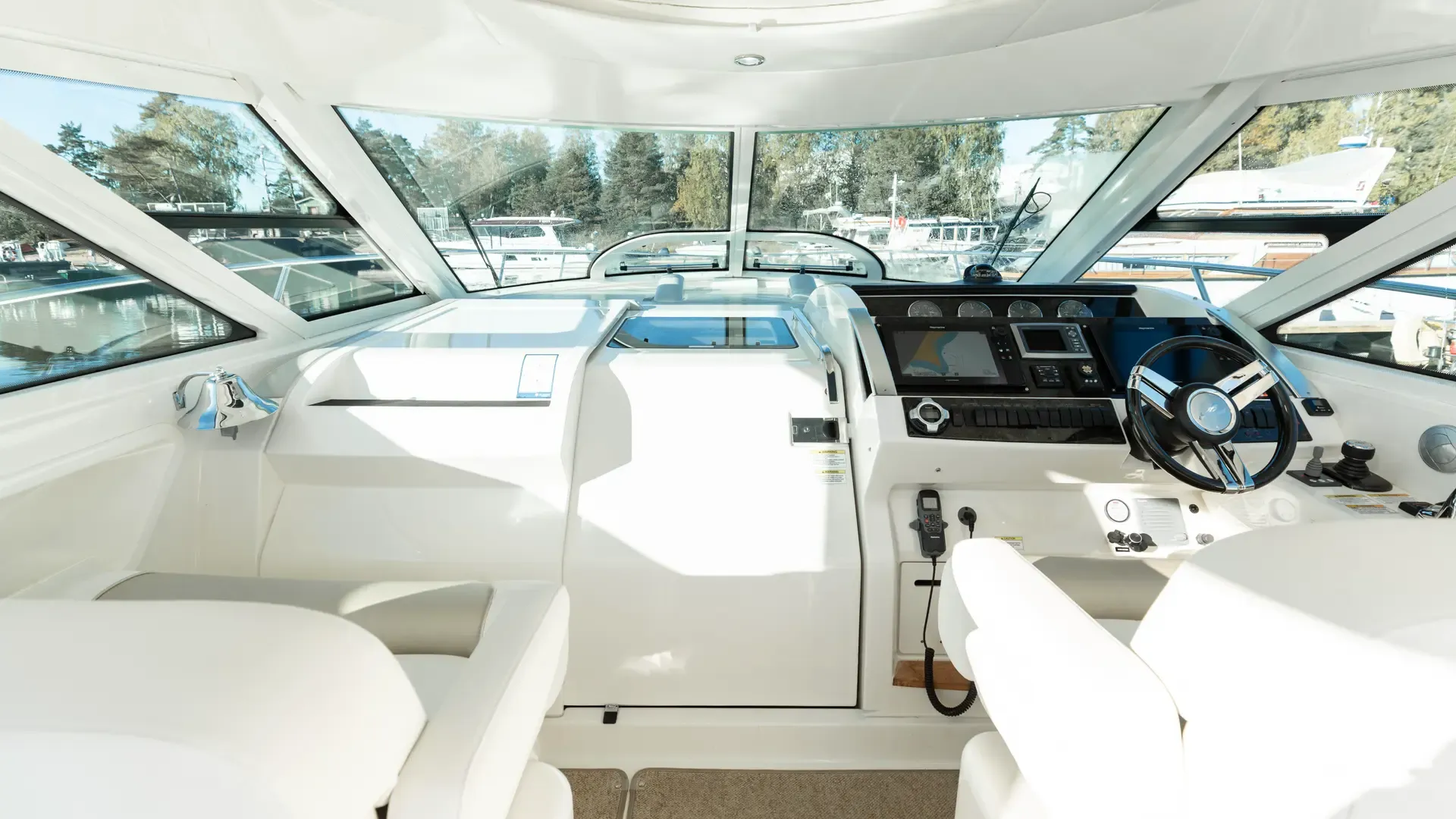 Sea Ray 450 Sundancer - Image 29