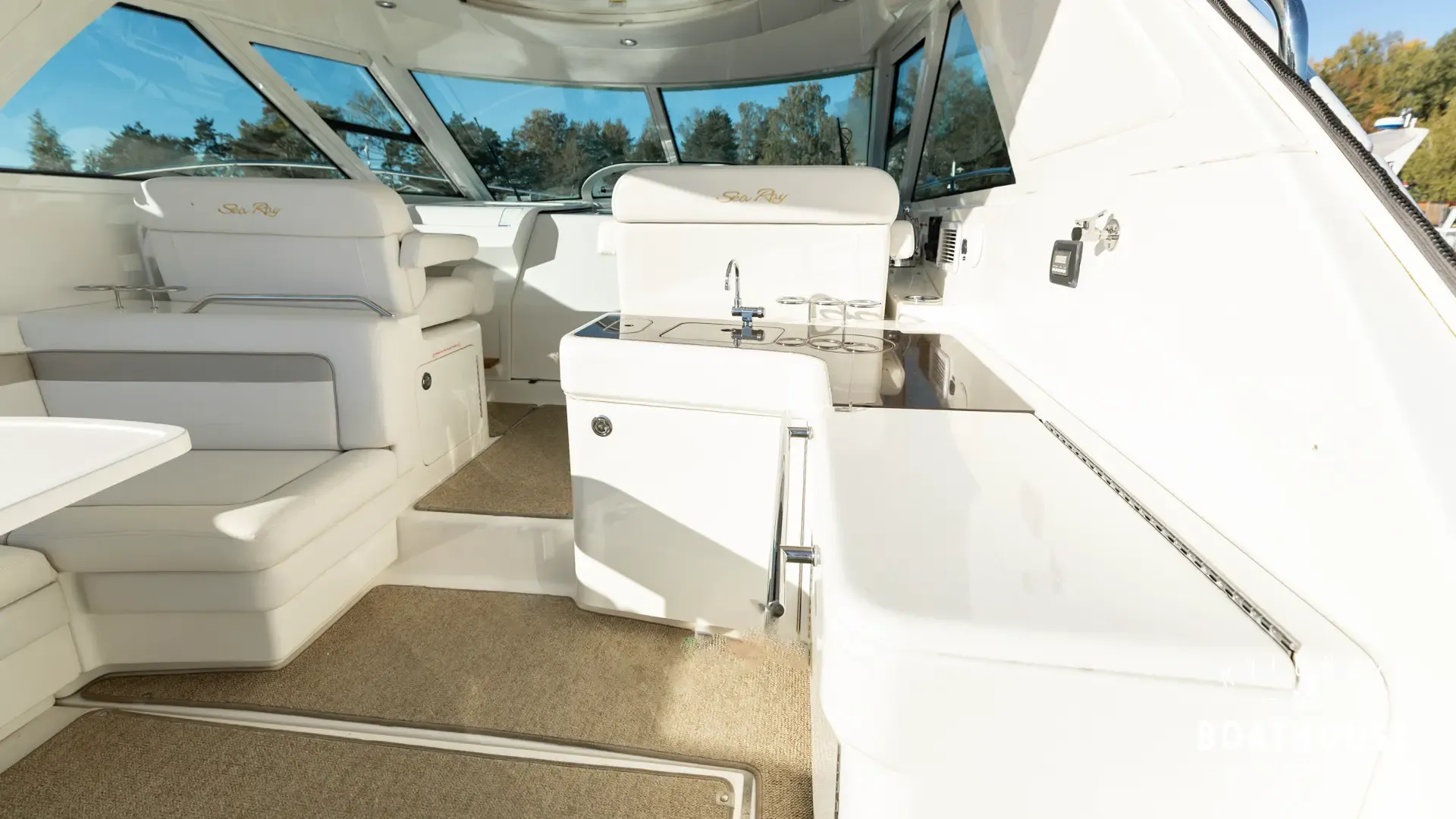 Sea Ray 450 Sundancer - Image 30