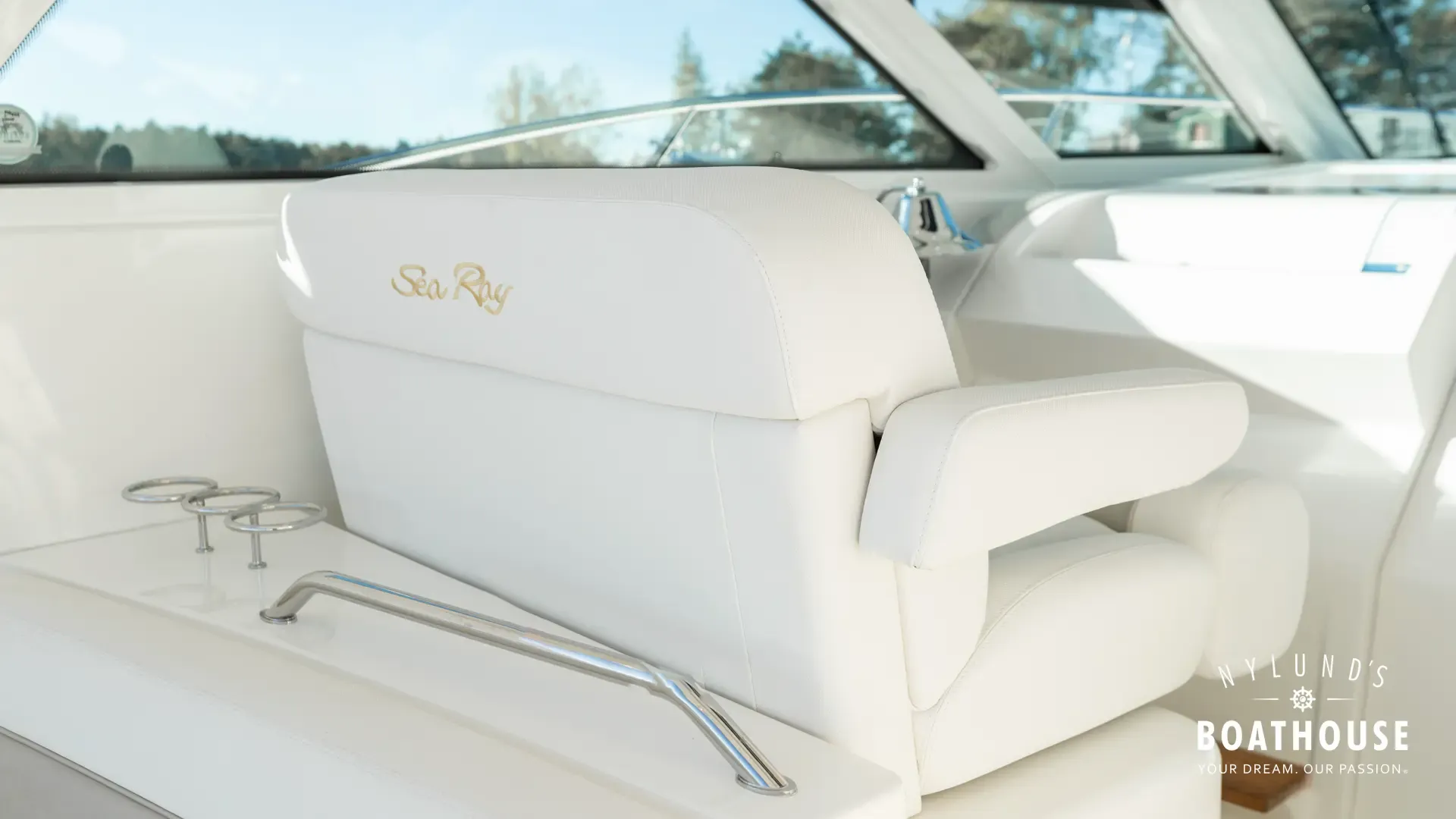 Sea Ray 450 Sundancer - Image 31