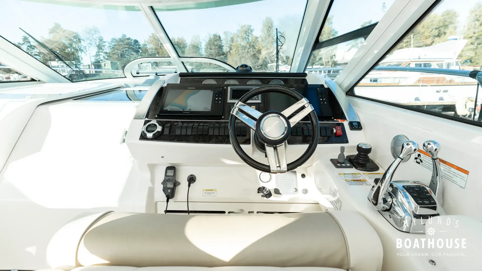 Sea Ray 450 Sundancer - Image 32