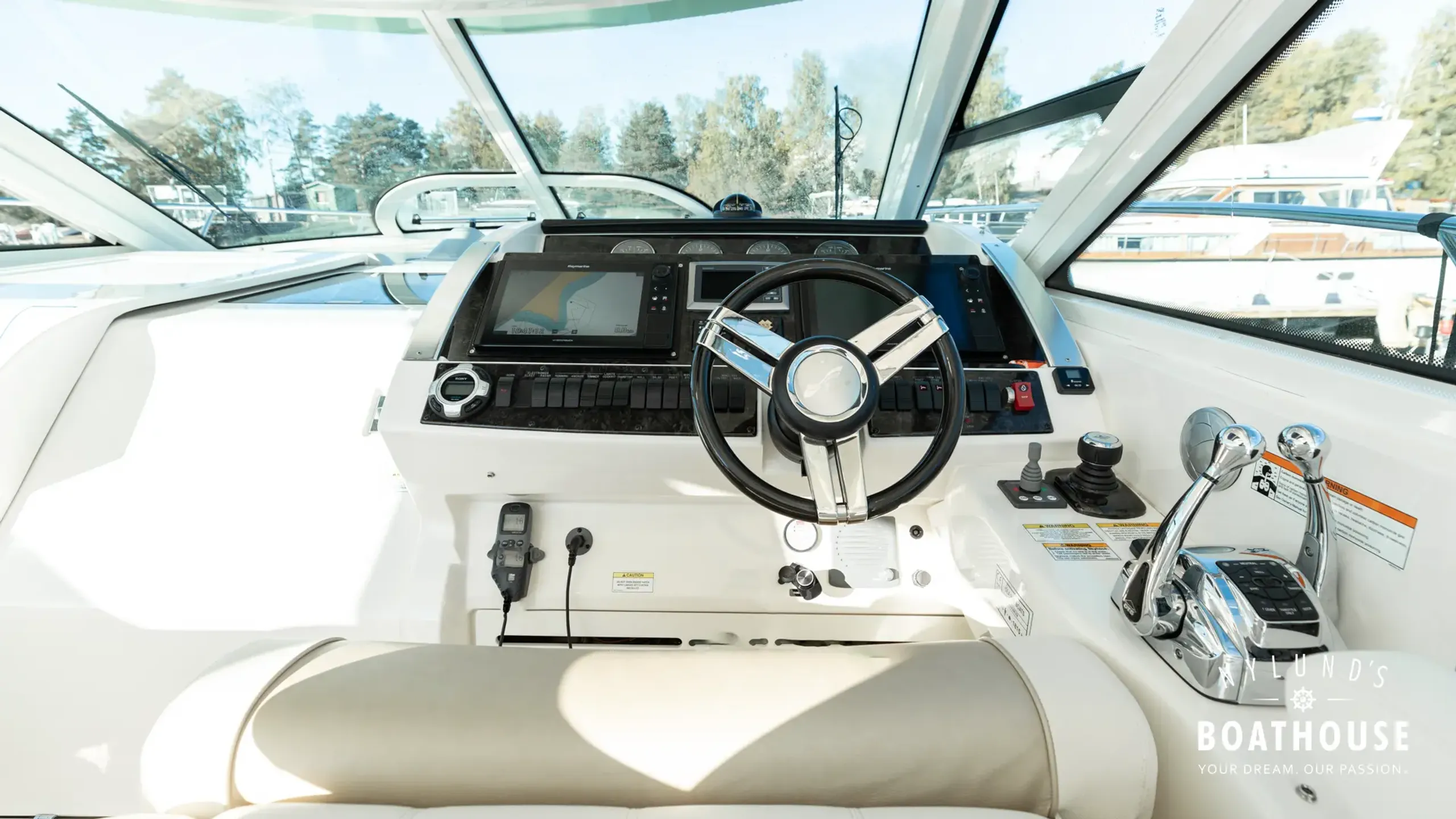 Sea Ray 450 Sundancer - Image 32