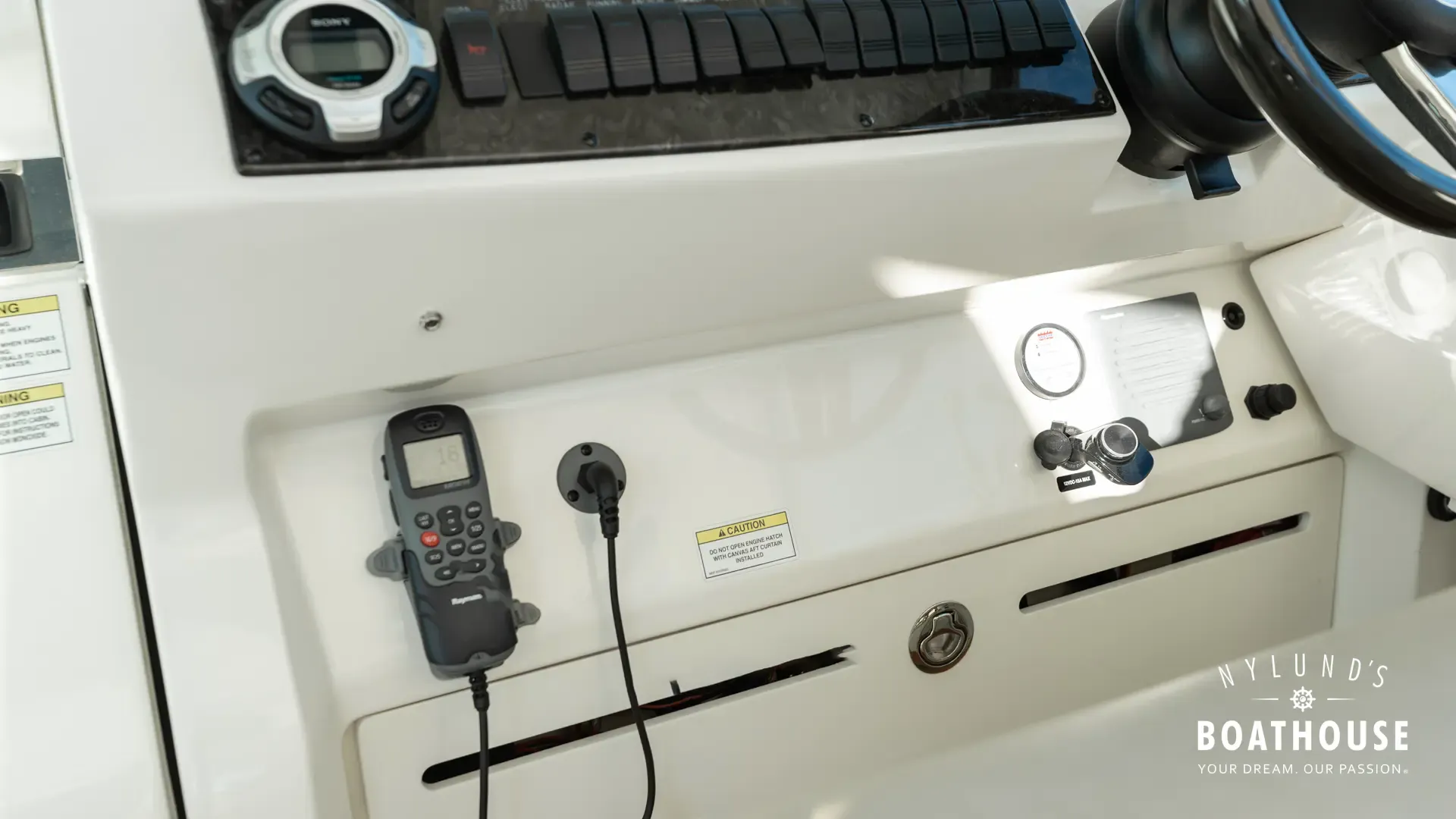 Sea Ray 450 Sundancer - Image 33
